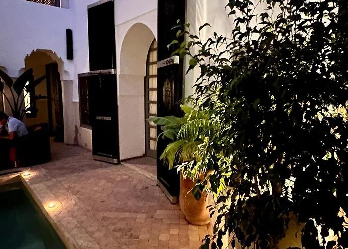 Hotel with pool: Riad Hadika Maria